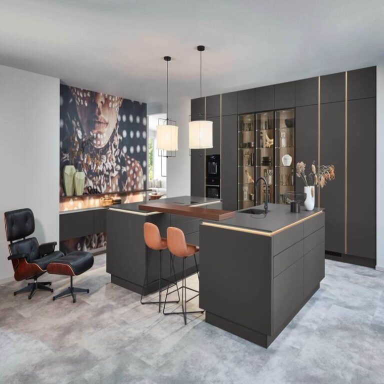 Designerküche in Anthrazit mit Kochinsel, Bartresen und beleuchteten Glasvitrinen – Küchenstudio Leverkusen