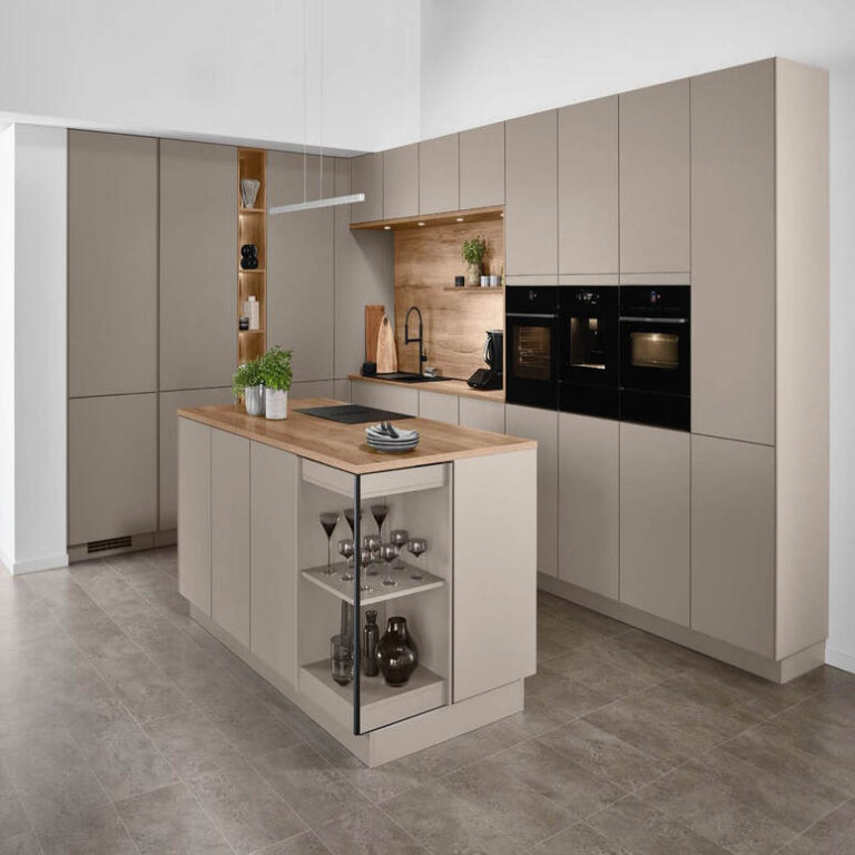 Küche in Kaschmir-Beige mit Kochinsel, Holzarbeitsplatte und offenem Regal – Küchenstudio Leverkusen