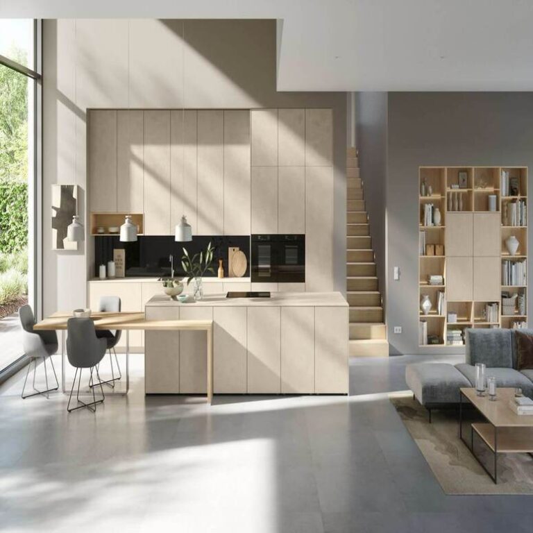 Offene moderne Küche in Beige mit Kochinsel, Essplatz und angrenzendem Wohnbereich – Küchenstudio Leverkusen