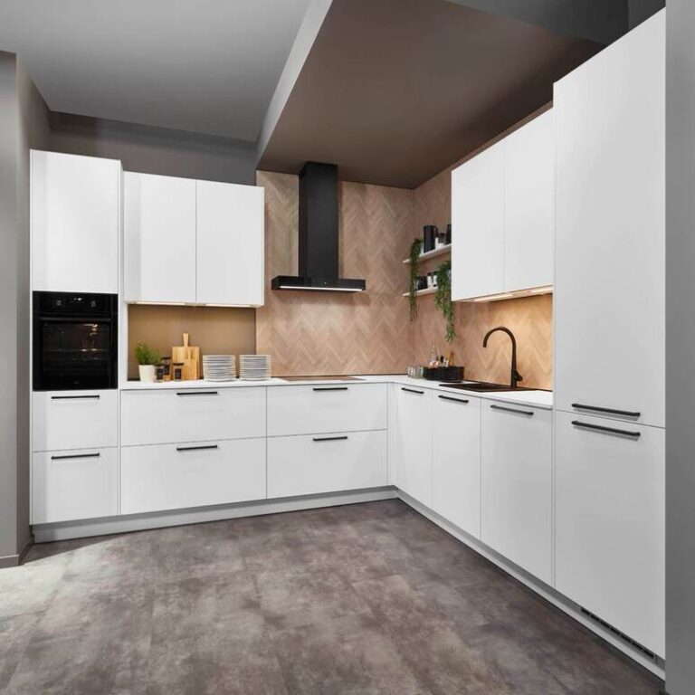 Einbau der Küche: Weiße Eckküche mit Holzrückwand Weiße Eckküche mit grifflosen Fronten, Holzrückwand und schwarzer Dunstabzugshaube