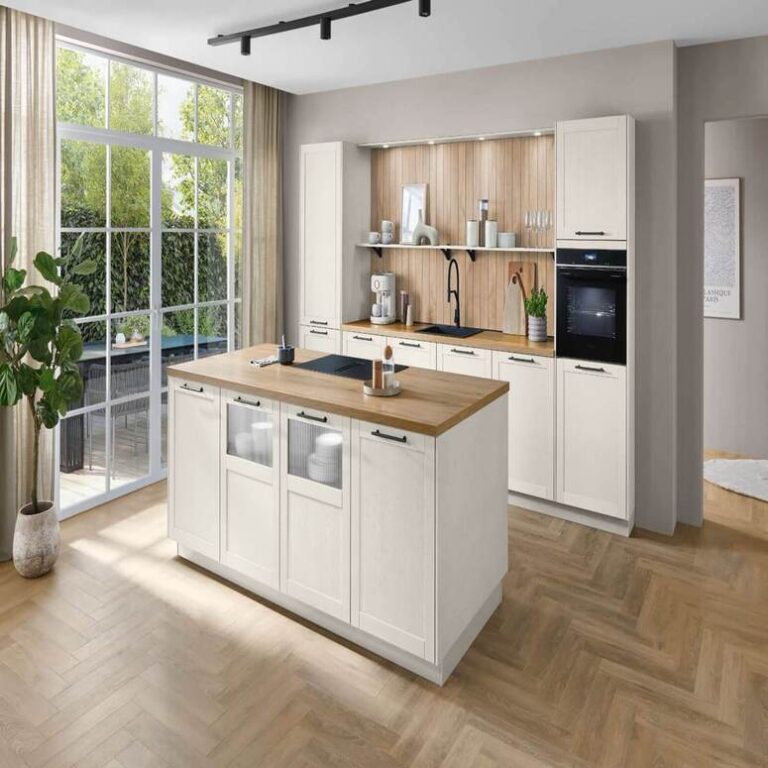 Helle Küche mit Kücheninsel Helle Küche im Landhausstil mit Kücheninsel, Holzarbeitsplatte und bodentiefen Fenstern – Küchenaufbau Leverkusen
