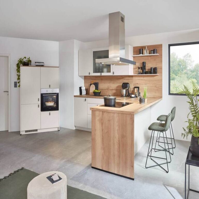 Offene Küche mit Holztheke Offene Küche mit Theke aus Holz, Barhockern und Insel-Dunstabzugshaube – Küchenaufbau Leverkusen
